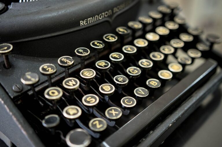 old-typewriter-960016123